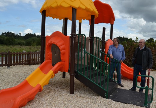 A Concellaría de Obras e Servizos renova os parques infantís dá Pitona en Brexo e o de Miguel Ángel Blanco no Temle